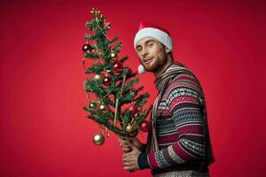 hombre en un suéter Navidad árbol juguetes decoración foto