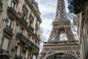 hombre en calle en París con el eiffel torre París, Francia. foto