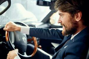 emocional hombre conducción un coche viaje lujo estilo de vida Servicio foto