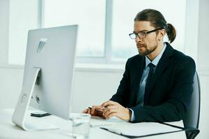 hombre en un traje un oficial es trabajando a el computadora ejecutivo foto