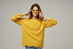 hermosa mujer en amarillo lentes posando divertido estilo de vida ligero antecedentes foto