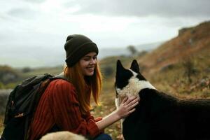 mujer caminante caminando el perro en el montañas naturaleza viaje paisaje foto