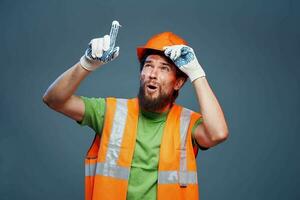 trabajador masculino construcción uniforme emociones recortado ver industria profesional foto