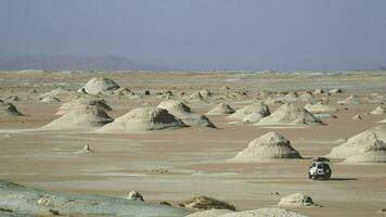 suv in de wit woestijn van bahariya, Egypte video