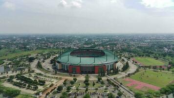 4k cenas aéreo Visão do pakansari estádio em uma ensolarado dia localizado dentro bogor, Indonésia. video