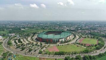 4k cenas aéreo Visão do pakansari estádio em uma ensolarado dia localizado dentro bogor, Indonésia. video