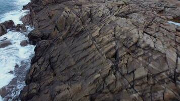 volador cerca encima volcánico rock en el Español costa en arteixo, un coruña, España. aéreo video