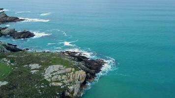 calma azul aguas de atlántico Oceano y rocoso línea costera de arteixo en España. - aéreo video