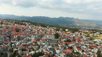 panoramique vue populaire touristique attraction pano lefkara village sur Chypre, L'Europe . en volant plus de majestueux paysage urbain avec grec orthodoxe église sur le magnifique vert collines dans été video