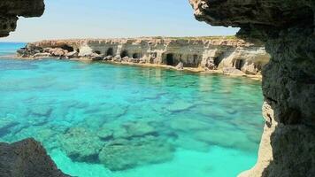 Meer Höhle Bogen Standpunkt in der Nähe von Kap Greko, Kapodaster Greco, Ayia Napa und Protaras auf Zypern Insel, Mittelmeer Meer. atemberaubend Meereslandschaft. Türkis Kristall klar Wasser im sonnig Tag video