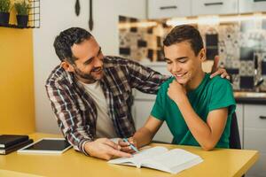 padre es Ayudar su hijo con aprendiendo. ellos son haciendo deberes juntos. foto