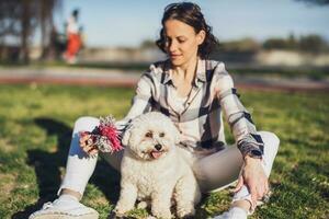 mujer con su caniche perro al aire libre foto