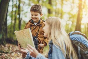 madre y hijo excursionismo en el bosque foto