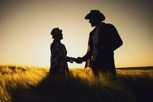 granjero Pareja en su tierra y plantación foto