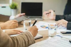 negocio reunión, asiático grupo hombre, mujer idea genial analizando grafico datos de costo plan, que se discute en tablero habitación, utilizando touchpad o ordenador portátil computadora en mesa o escritorio. personas trabajando conferencia habitación. foto