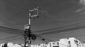 Caos absoluto de cabos em poste de energia tailandês no México. video