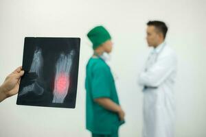 médico sosteniendo una radiografía de tórax del paciente en el hospital. foto