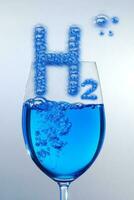 3d ilustración puro energía azul h2 hidrógeno con burbujas y un vaso y azul líquido foto