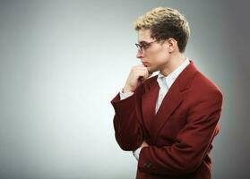 joven hombre con lentes pensando foto