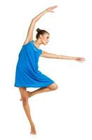 joven niña bailando en un azul vestir foto
