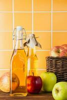 manzana jugo en botellas en un de madera mesa foto