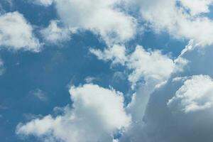 azul cielo con mullido nubes naturaleza antecedentes. foto