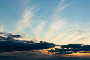 puesta de sol o amanecer. azul cielo con nubes foto