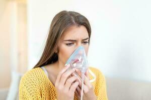 enfermo mujer haciendo inhalación, medicina es el mejor medicamento. enfermo mujer vistiendo un oxígeno máscara y pasando tratamiento para COVID-19. mujer con un inhalador foto