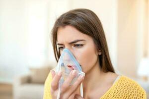 enfermo mujer haciendo inhalación, medicina es el mejor medicamento. enfermo mujer vistiendo un oxígeno máscara y pasando tratamiento para COVID-19. mujer con un inhalador foto