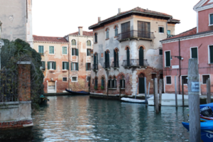 bunt Häuser in der Nähe von Wasser im das alt mittelalterlich Straße im Venedig, Italien. Straße Szene png