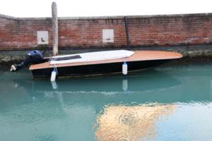 ver de el Venecia canal en invierno, azul agua y bote. barco y motora en agua. png