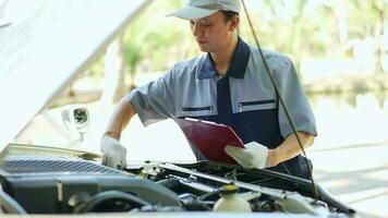 auto mecánico comprobación y mantenimiento a cliente el motor un vehículo coche capucha y maestros inspector reemplaza el dañado partes en coche mientras comprobación el trabajo de el coche. servicio, reparar concepto video