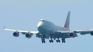 Phuket, Thailand November 30, 2019 - - rossija boeing 747 ei xlg Annäherung Vor Landung auf das Phuket Flughafen. video