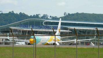 phuket, Thailand november 14, 2019 - nok lucht boeing 737 hs dbz taxiën voordat vertrek van phuket luchthaven. video