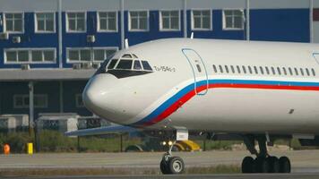 novosibirsk, russo federação Junho 17, 2020 - russo força do ar tupolev tu 154b 2 rf 91822 virar pista antes partida. tolmachevo aeroporto, novosibirsk video