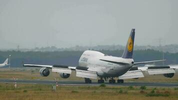 FRANKFURT AM MAIN, GERMANY JULY 20, 2017 - Lufthansa Boeing 747 D ABVU landing at 25L. Fraport, Frankfurt, Germany video