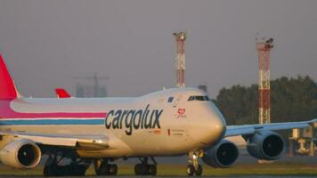 Novossibirsk, russe fédération juin dix, 2020 - cargolux Boeing 747 accélère avant décollage à le coucher du soleil. tolmachevo aéroport, Novossibirsk video