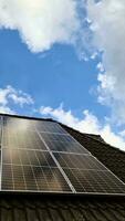 paneles solares que producen energía limpia en el techo de una casa residencial video