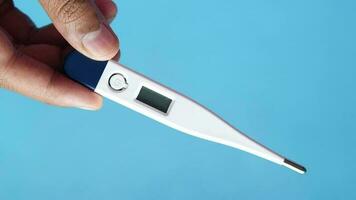 Digital Thermometer zum Messung Körper Temperatur im das Hand video
