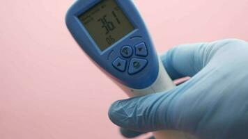 Arzt Hand mit Thermometer prüfen Temperatur video