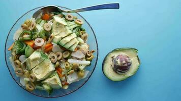 topp se av avokado sallad i en skål video
