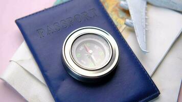 ein Reisepass, Kompass mit Reisen Karte auf Tabelle video