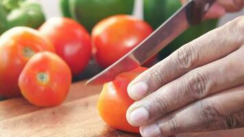 man hands cutting tomato video