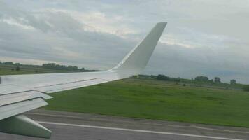 il aereo in partenza a partire dal aeroporto di Novosibirsk, Visualizza a partire dal il aereo oblò. video