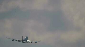 breiter Körper Luft Frachter Klettern oben gegen wolkig Himmel. International Flughafen, novosibirsk video