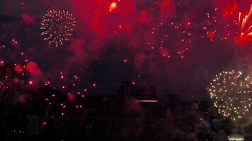 vuurwerk barst los boven de stad Novosibirsk, 126e verjaardag van de stad video