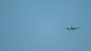 avião widebody se aproximando sobre o oceano antes de pousar no aeroporto de phuket video