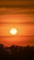 Zeitraffer des dramatischen Sonnenuntergangs mit orangefarbenem Himmel an einem sonnigen Tag. video