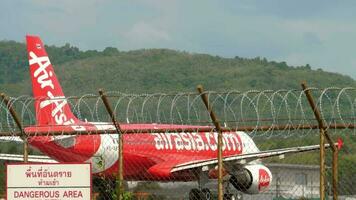 phuket, Tailândia novembro 30, 2019 - airásia airbus 320 hs abdômen acelerar antes saída a partir de phuket internacional aeroporto video