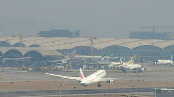 hong kong 10 novembre 2019 - japan airlines dreamliner boeing 787 ja832j accélère avant le départ de l'aéroport international de chek lap kok, hong kong,. video